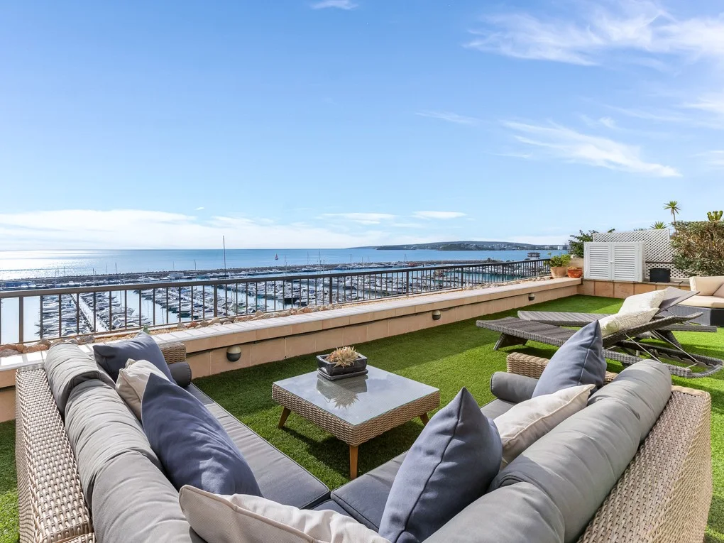 Ample apartment with gorgeous sea views