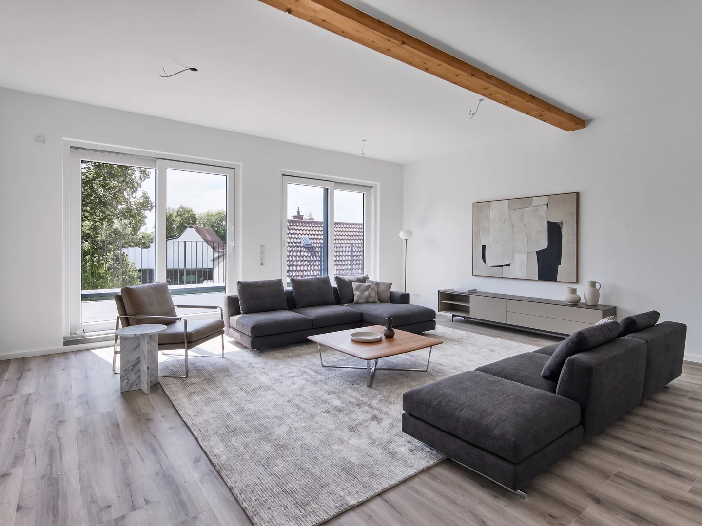 Lichtdurchflutete Architektenwohnung mit nahezu umlaufendem Balkon - Foto 3