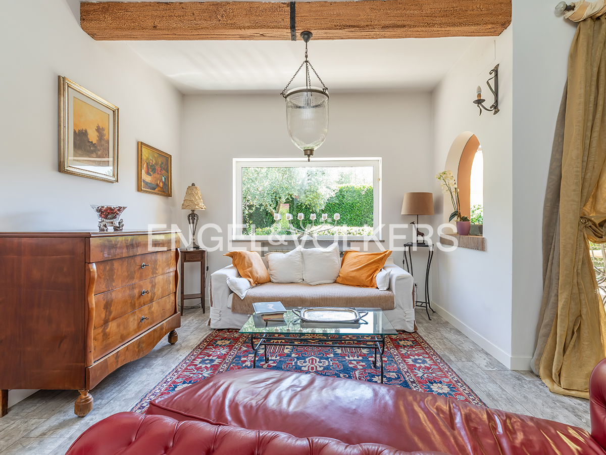 Olgiata designer villa: light, privacy and style