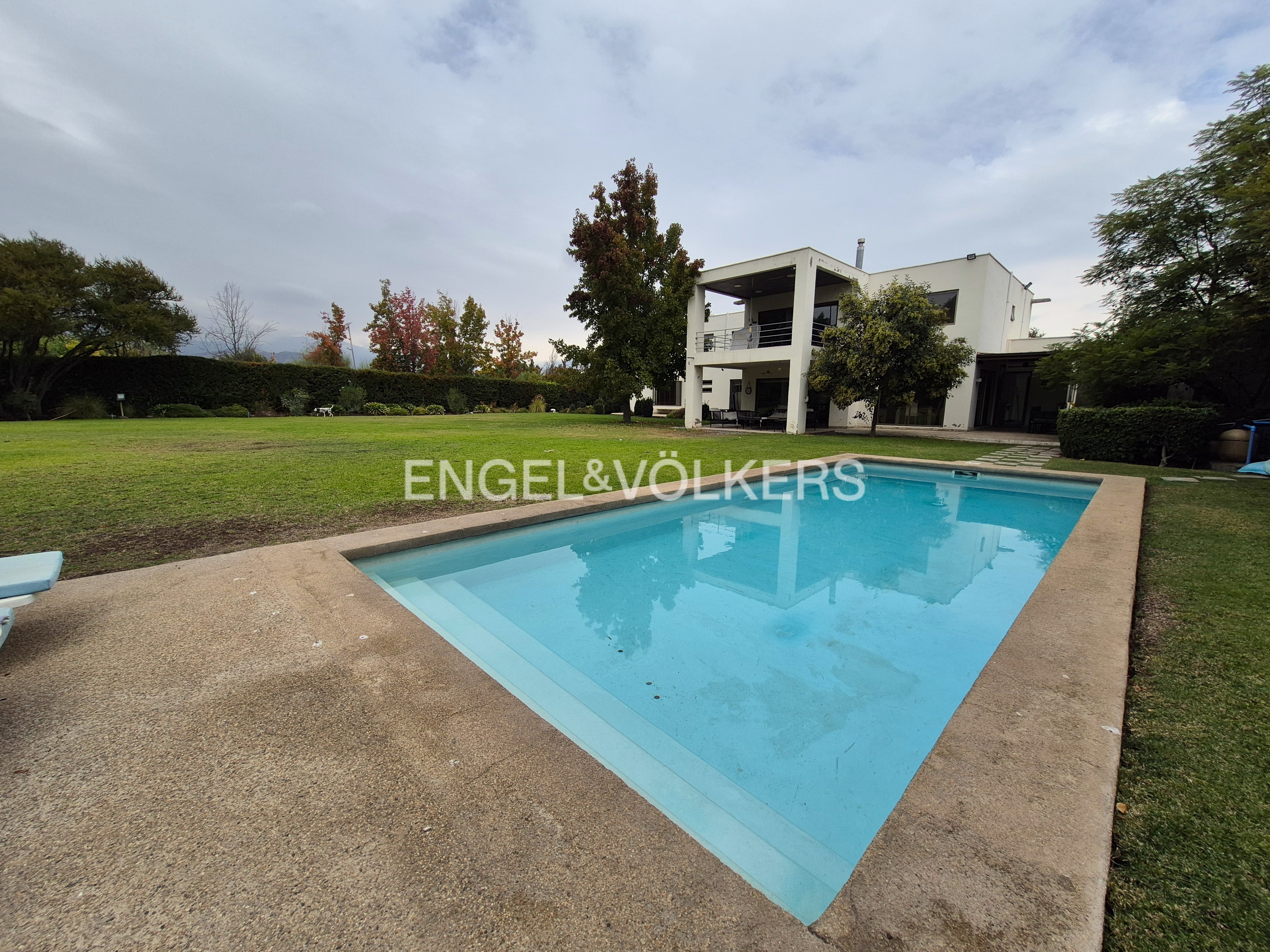 Espectacular Casa con Doble Altura y Terreno con Proyección