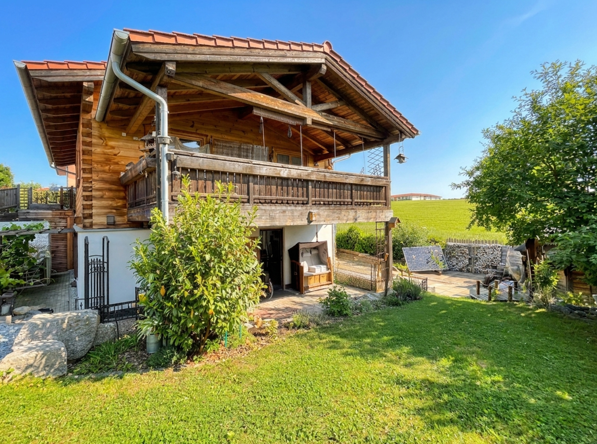 Holz, Licht, Lebensqualität. Einfamilienhaus mit unverbaubarem Blick in die Natur!