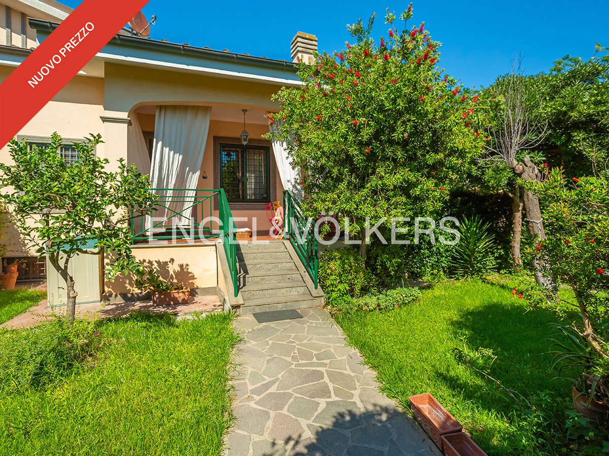 Cortina-style villa with gardens and solar panels in the heart of Infernetto
