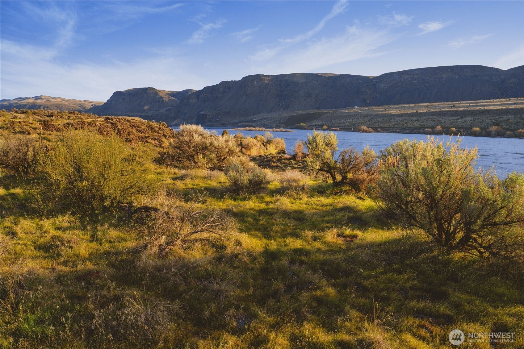 Rare Columbia River Frontage in Ravenwing Ranch.