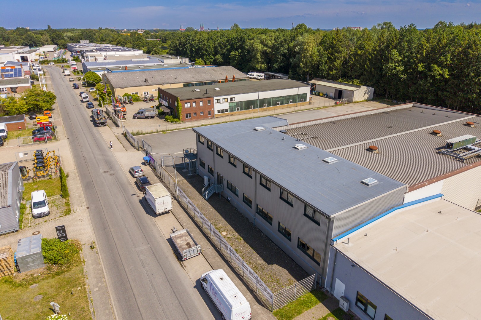 Multifunktionale Logistikhalle mit Büro-, Stelplätzen und Abstellflächen