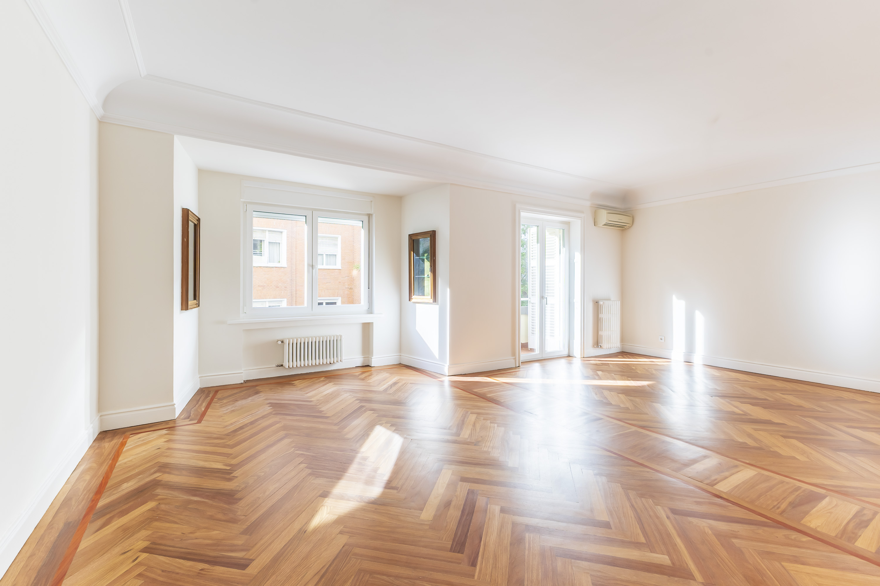 Elegant, bright exterior apartment with storage room in Chamberí.