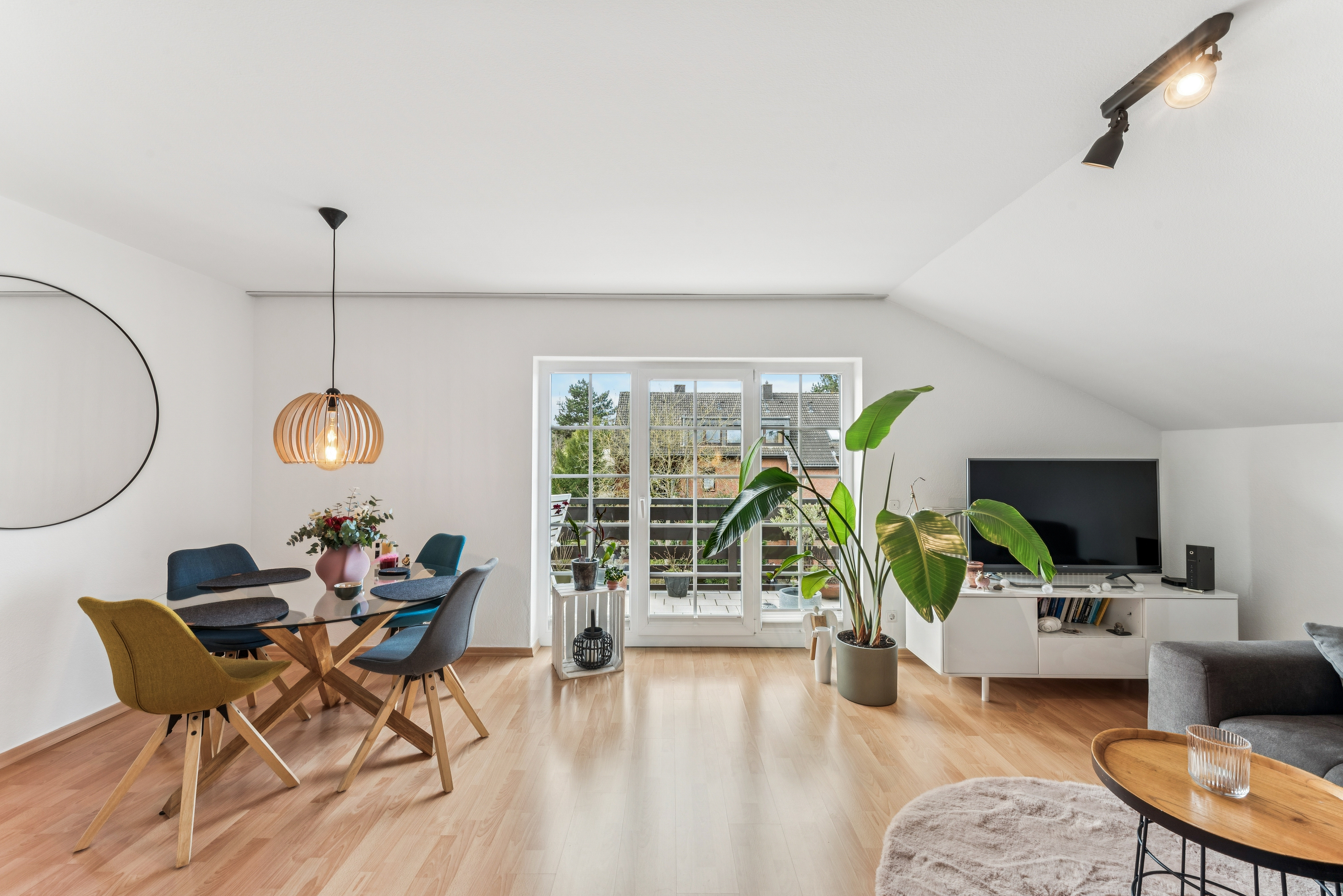 Charmante 2,5-Zimmer-Dachgeschosswohnung mit Garage in begehrter Lage von Neu-Müngersdorf