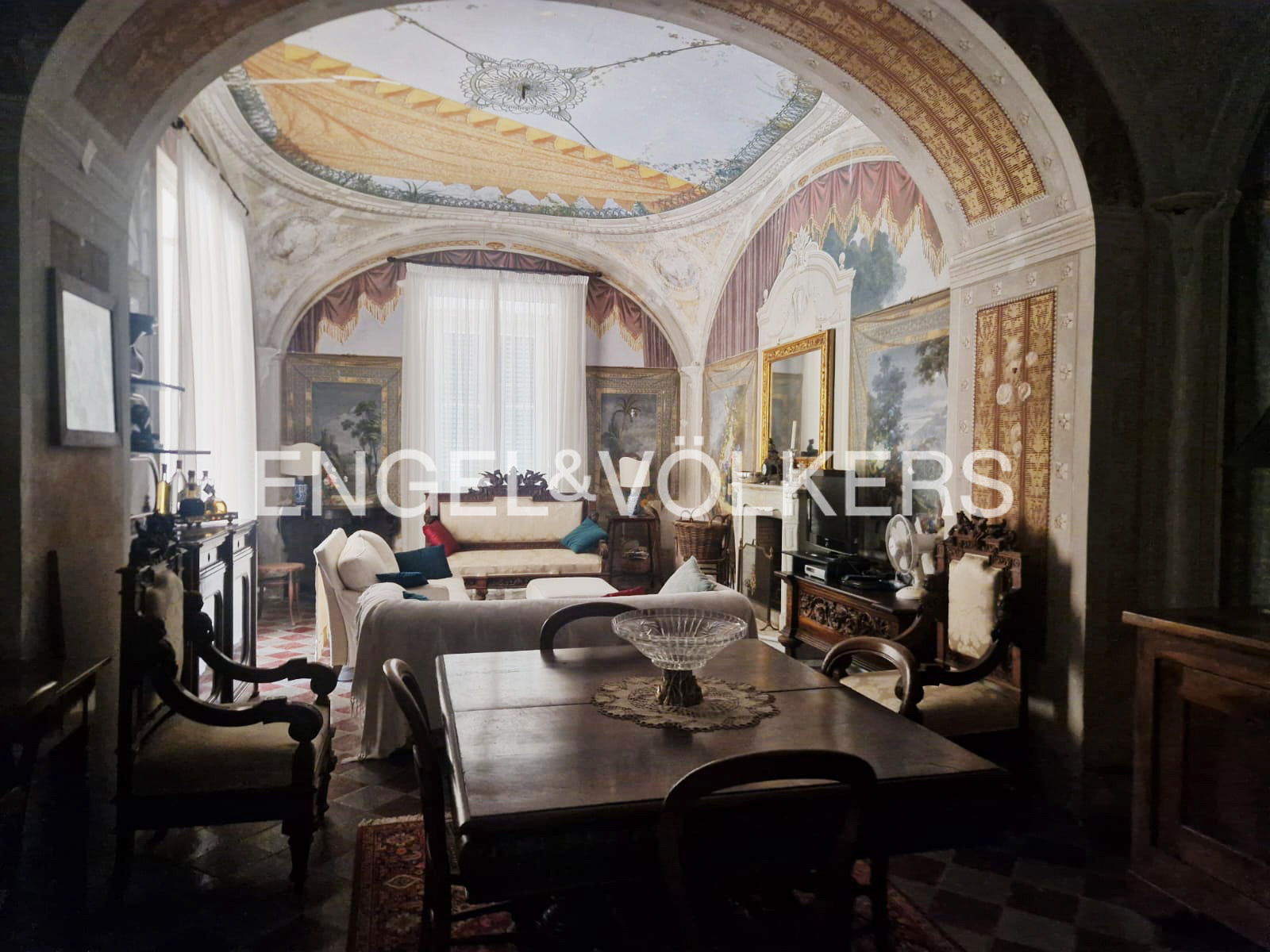 Elegant apartment in a historic villa