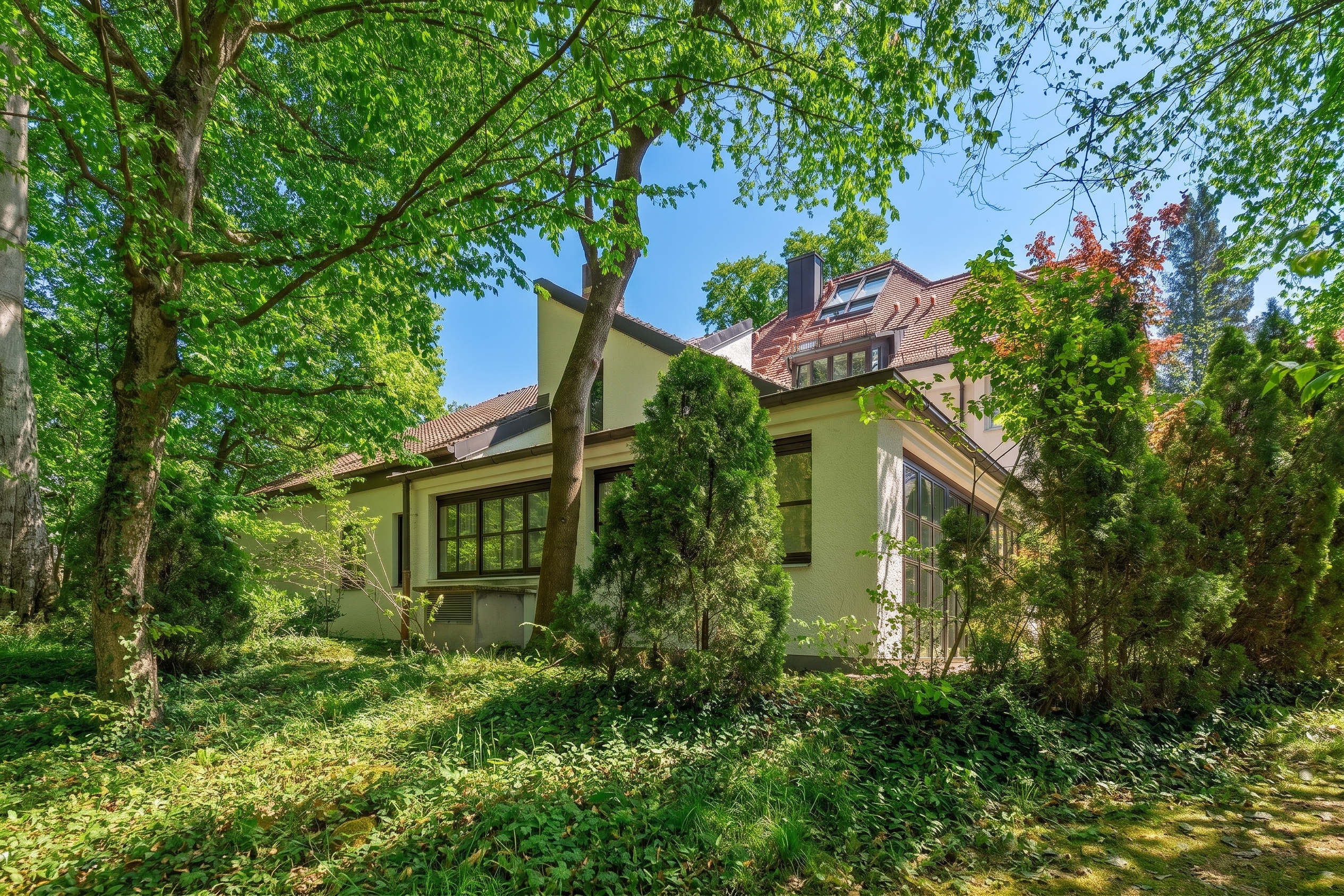 Prinz-Ludwigs-Höhe: Stilvolle, sehr ruhig gelegene Maisonettewohnung mit "Haus im Haus"-Charakter