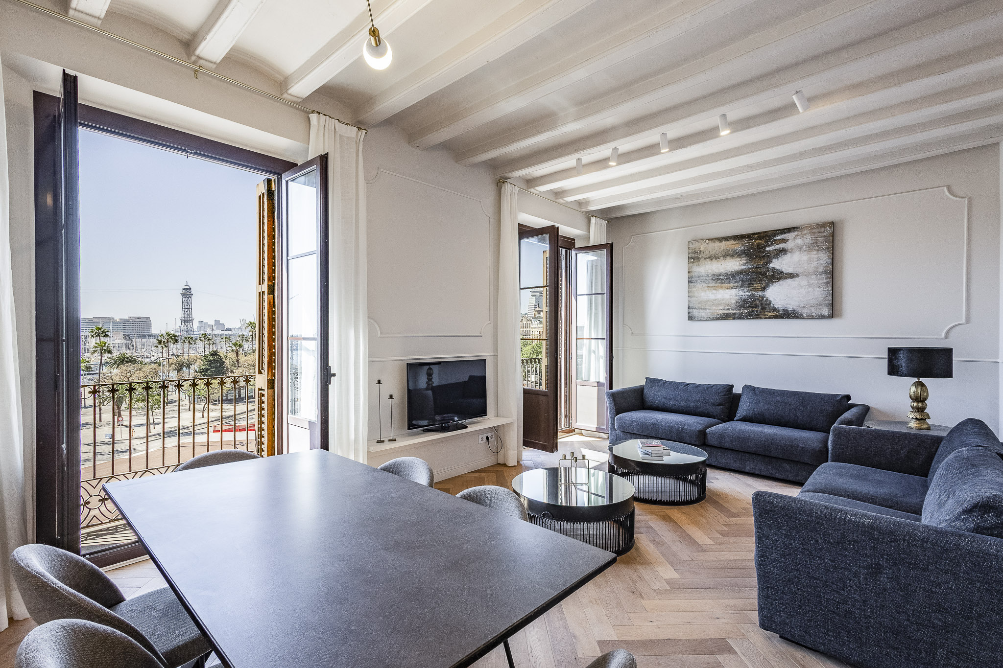 Exclusivo Apartamento con Vistas Panorámicas al Puerto en el Corazón de Barcelona