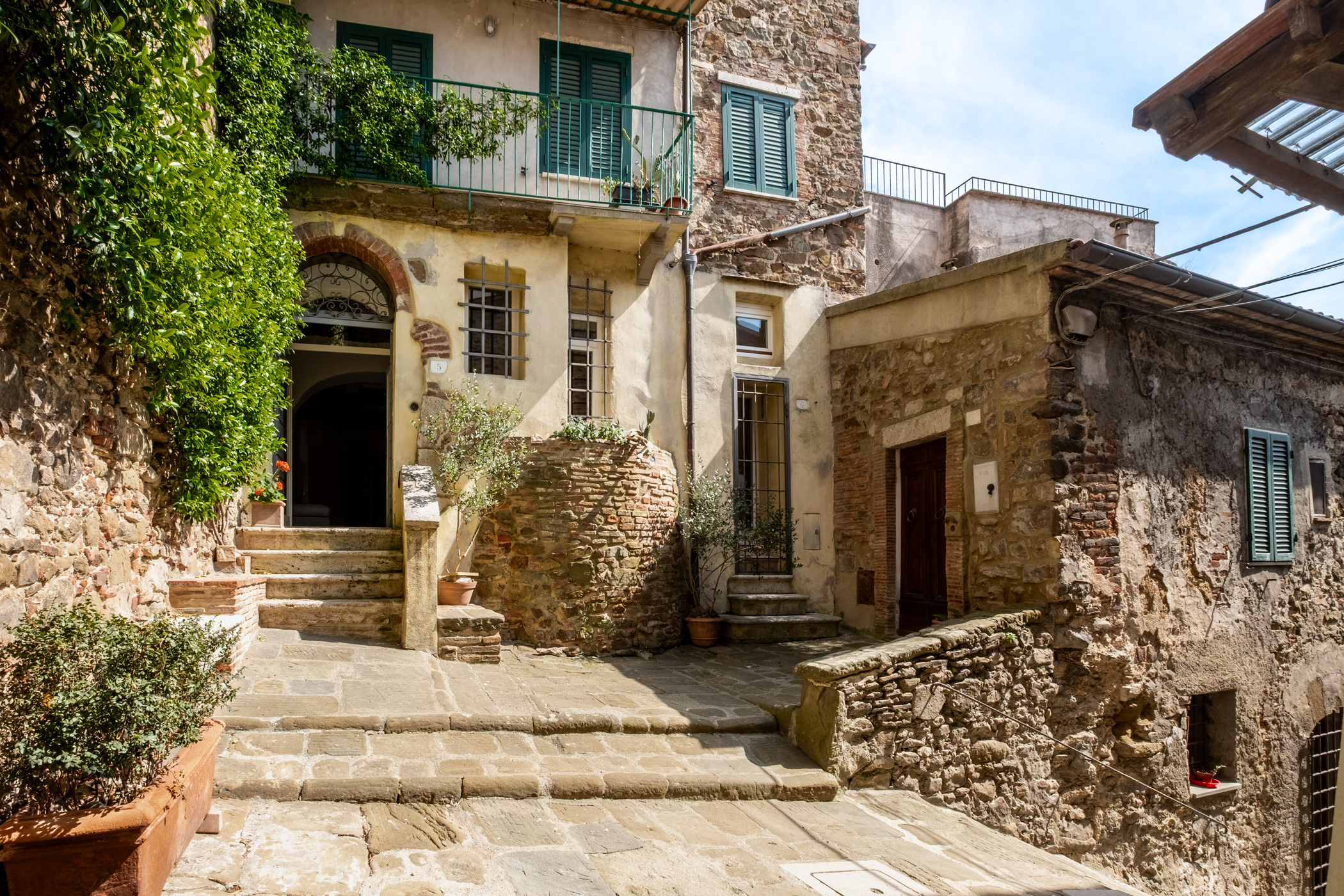 Property with a view in the historic center of Manciano
