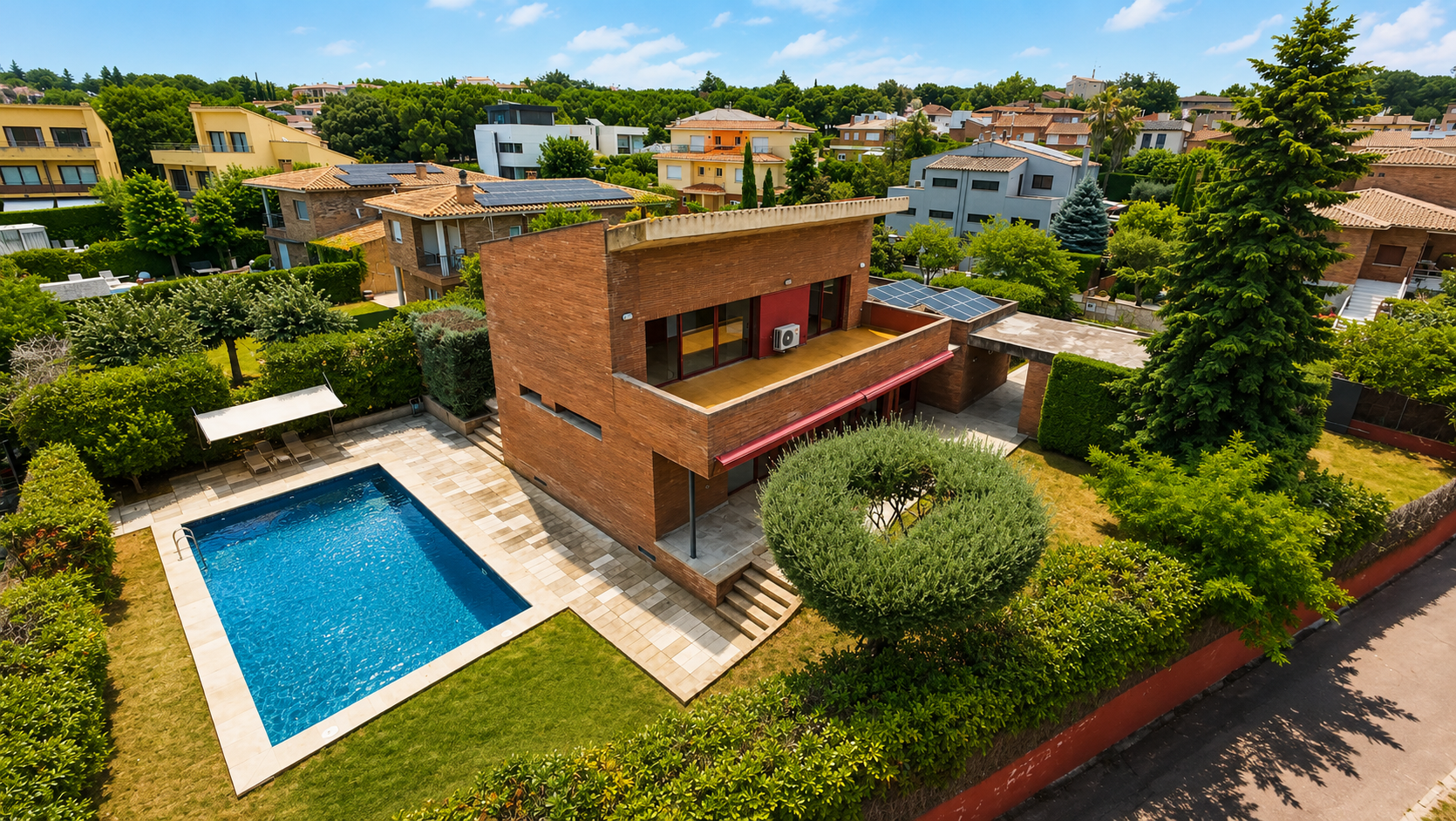 Villa in Palau: Architecture, light, and views in Girona’s most sought-after area.