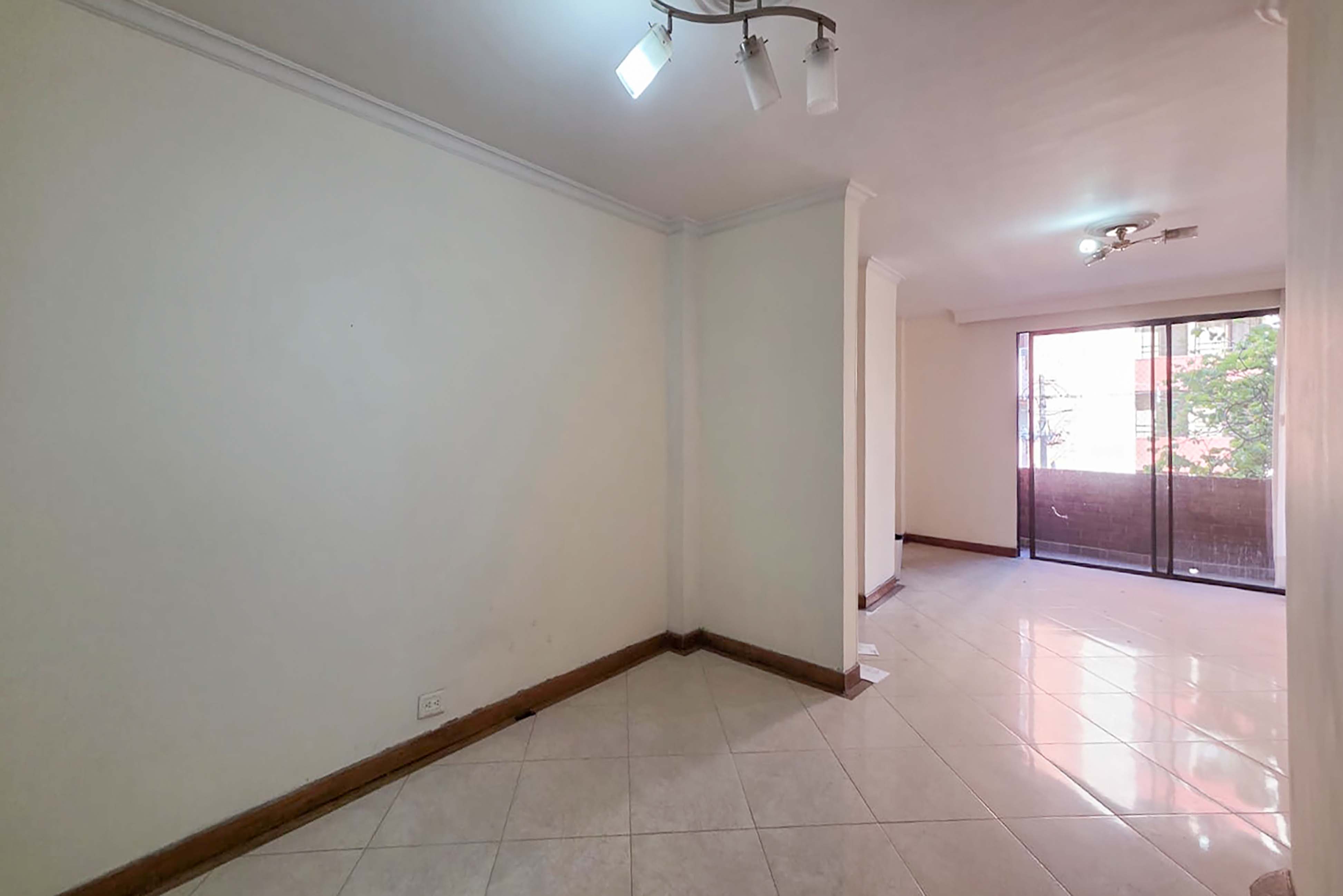 Apartamento con balcón para venta en Laureles