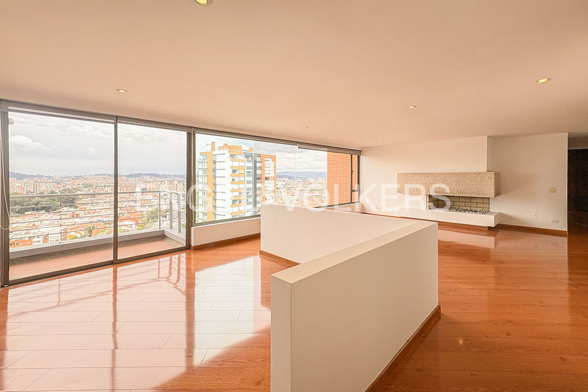 Amplio apartamento con balcón y gran vista para venta en Pino Foresta