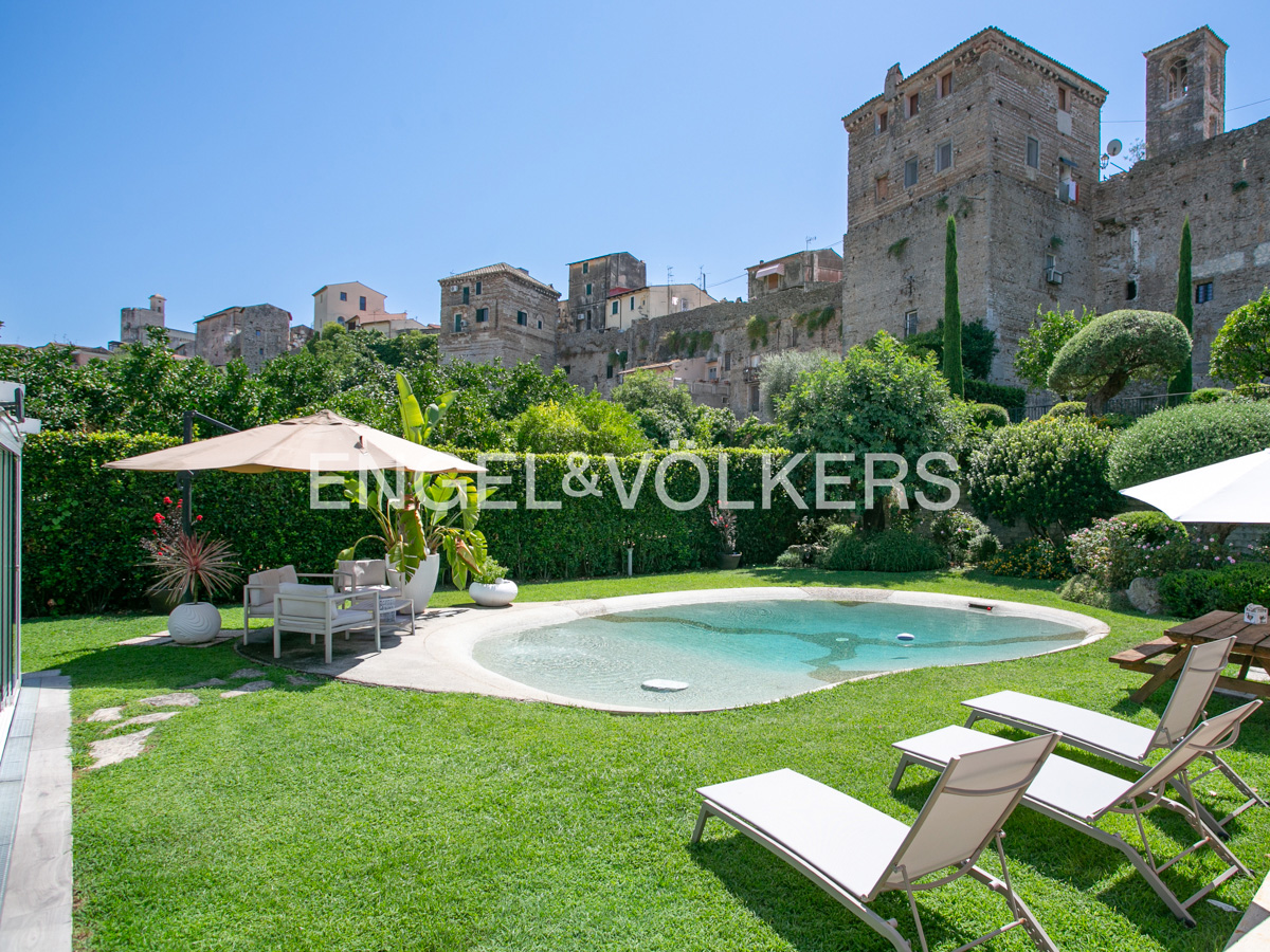 Prestigious villa at the foot of Terracina’s castle walls