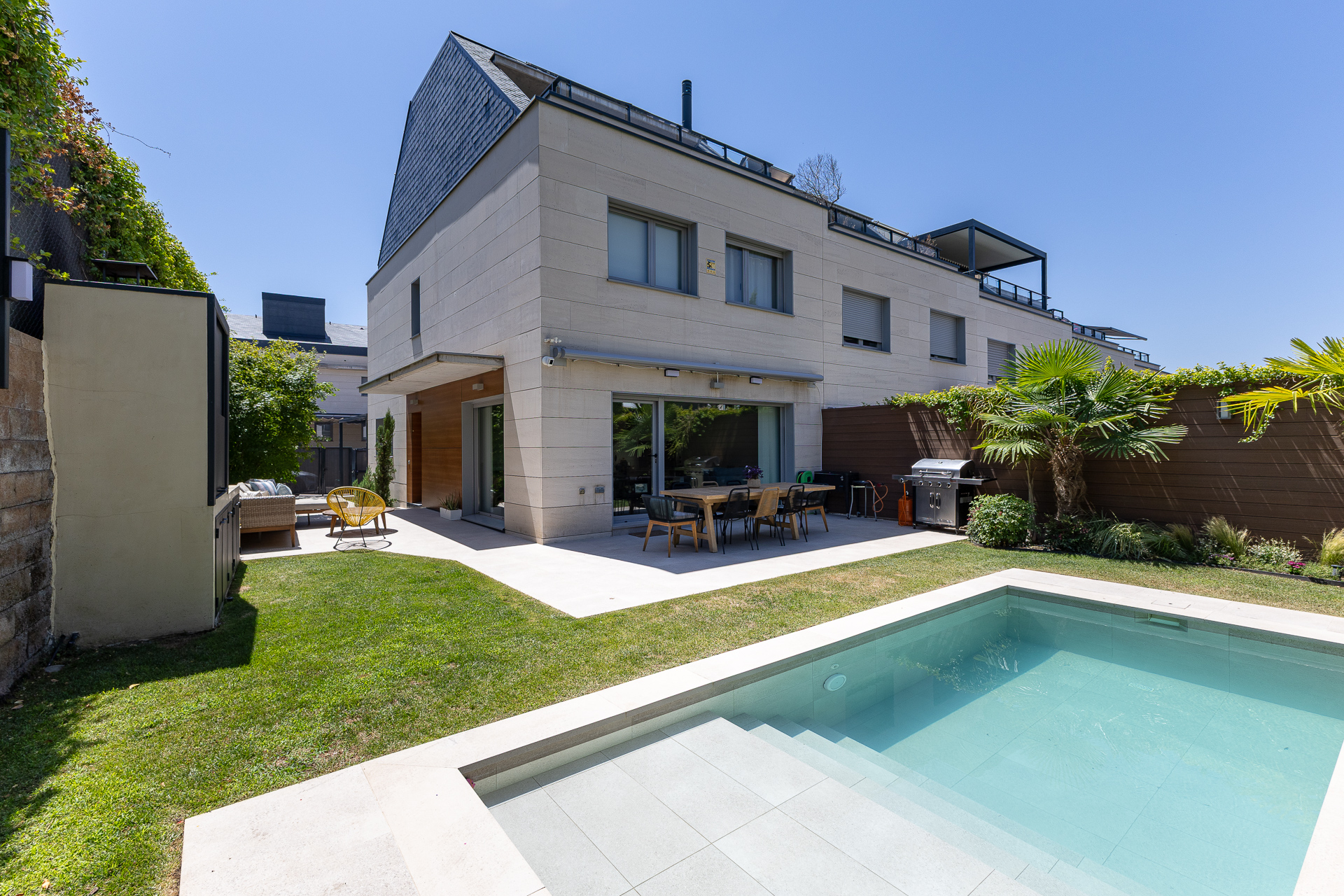 Magnificent corner townhouse with private pool for rent