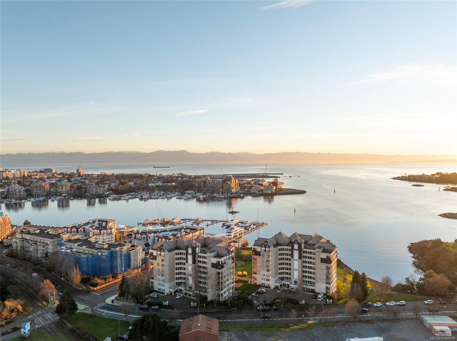 Stunning 2 Bed, 2 Bath Residence in Victoria's Harbour