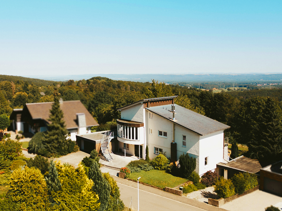 Zweifamilienhaus in begehrter Höhenlage mit beeindruckendem Panoramablick!