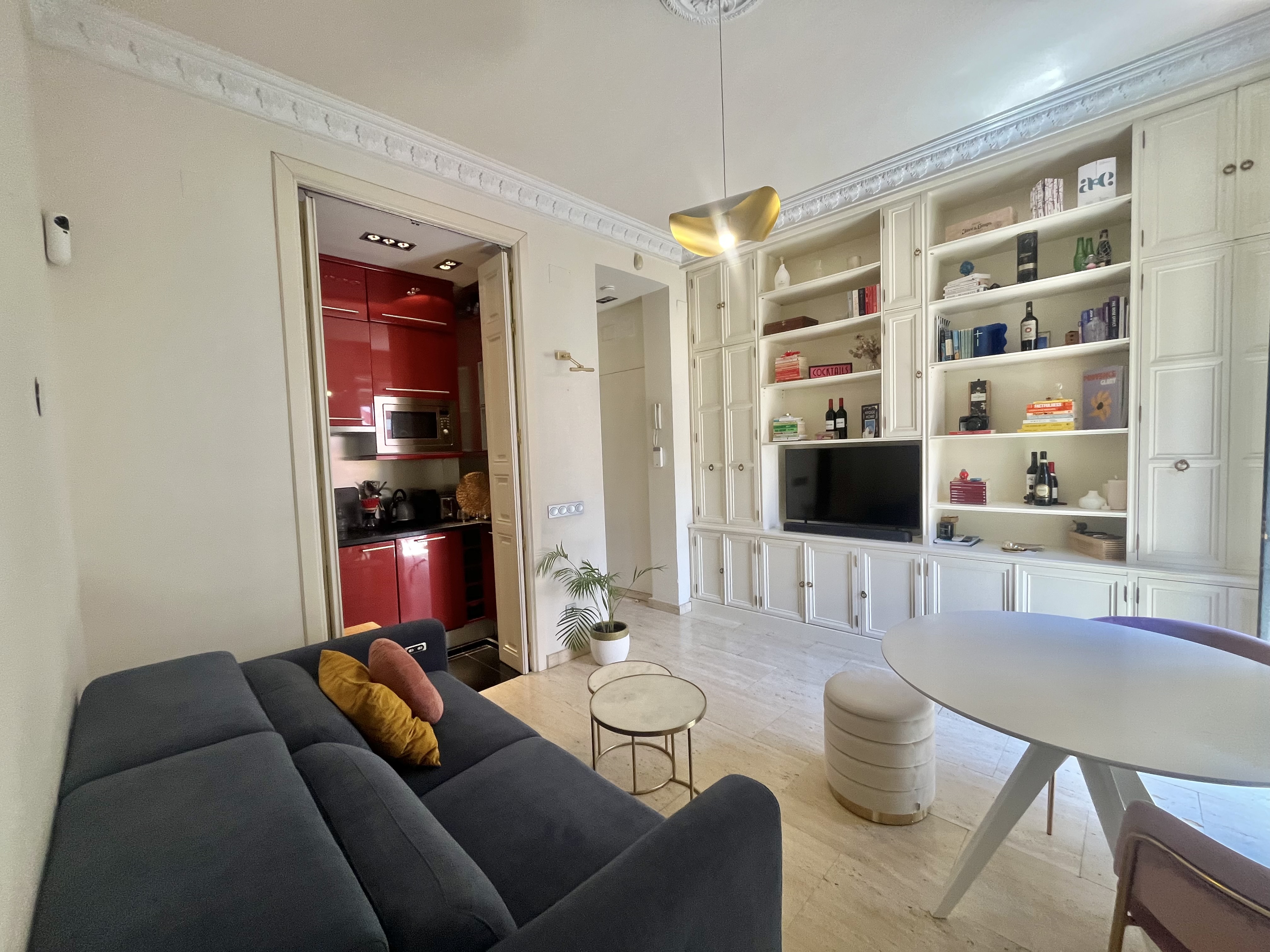 Designer Apartment with 2 Balconies in a Classical Building in Justicia