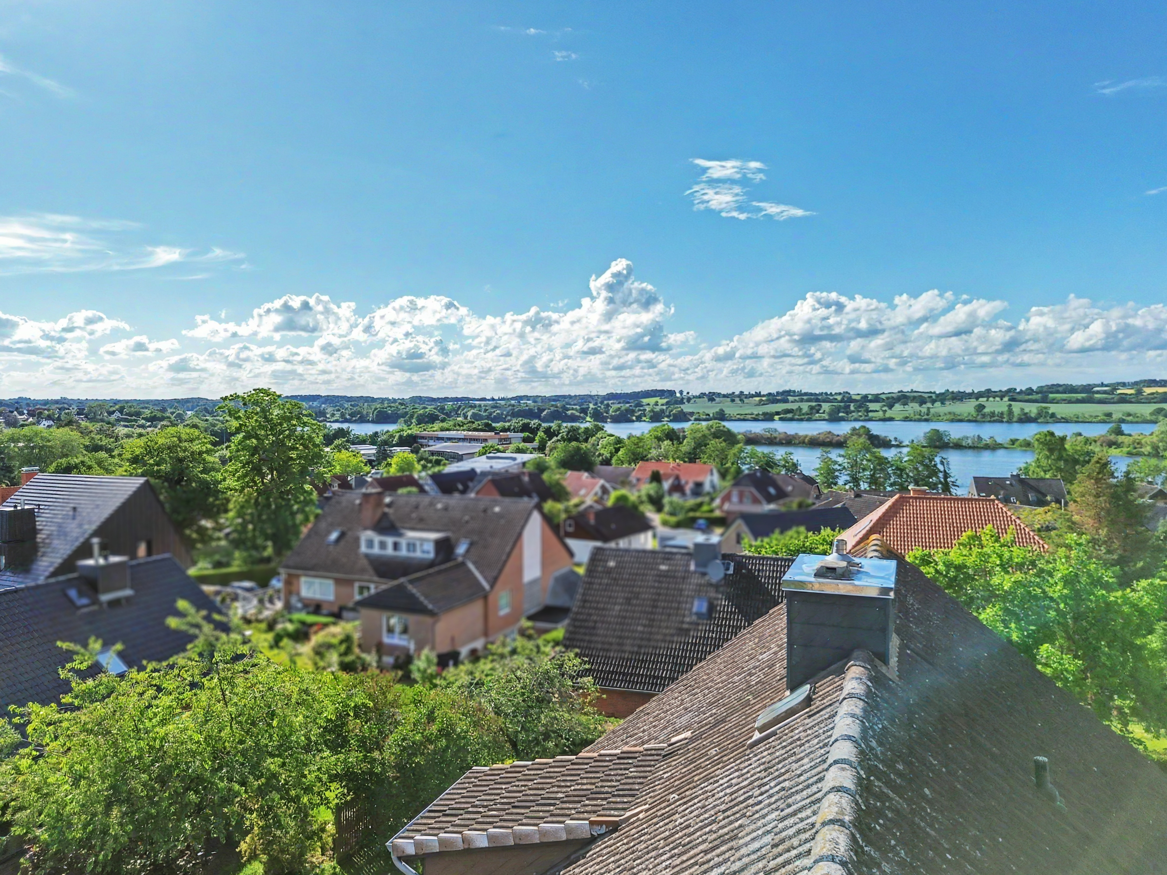 Seeblick inklusive: Großzügiges Haus mit sonnigem Garten, Garage und Vollkeller