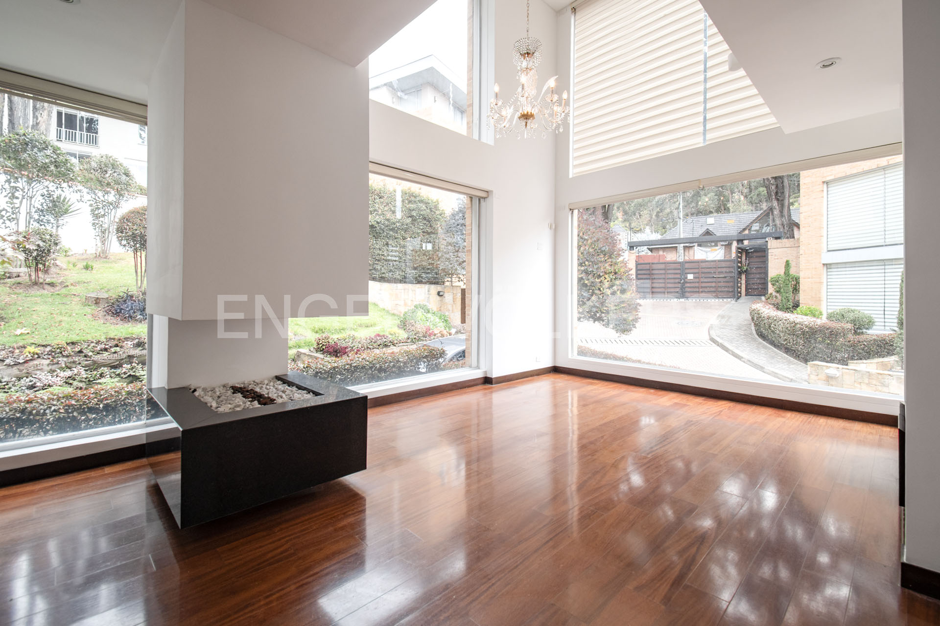 Casa con balcones conjunto cerrado para venta en Sotileza