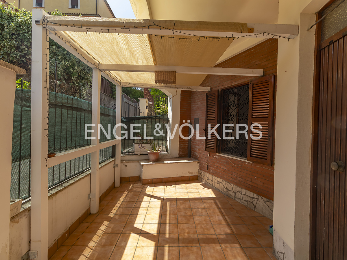 Bright apartment with patio, large balcony, cellar and parking space