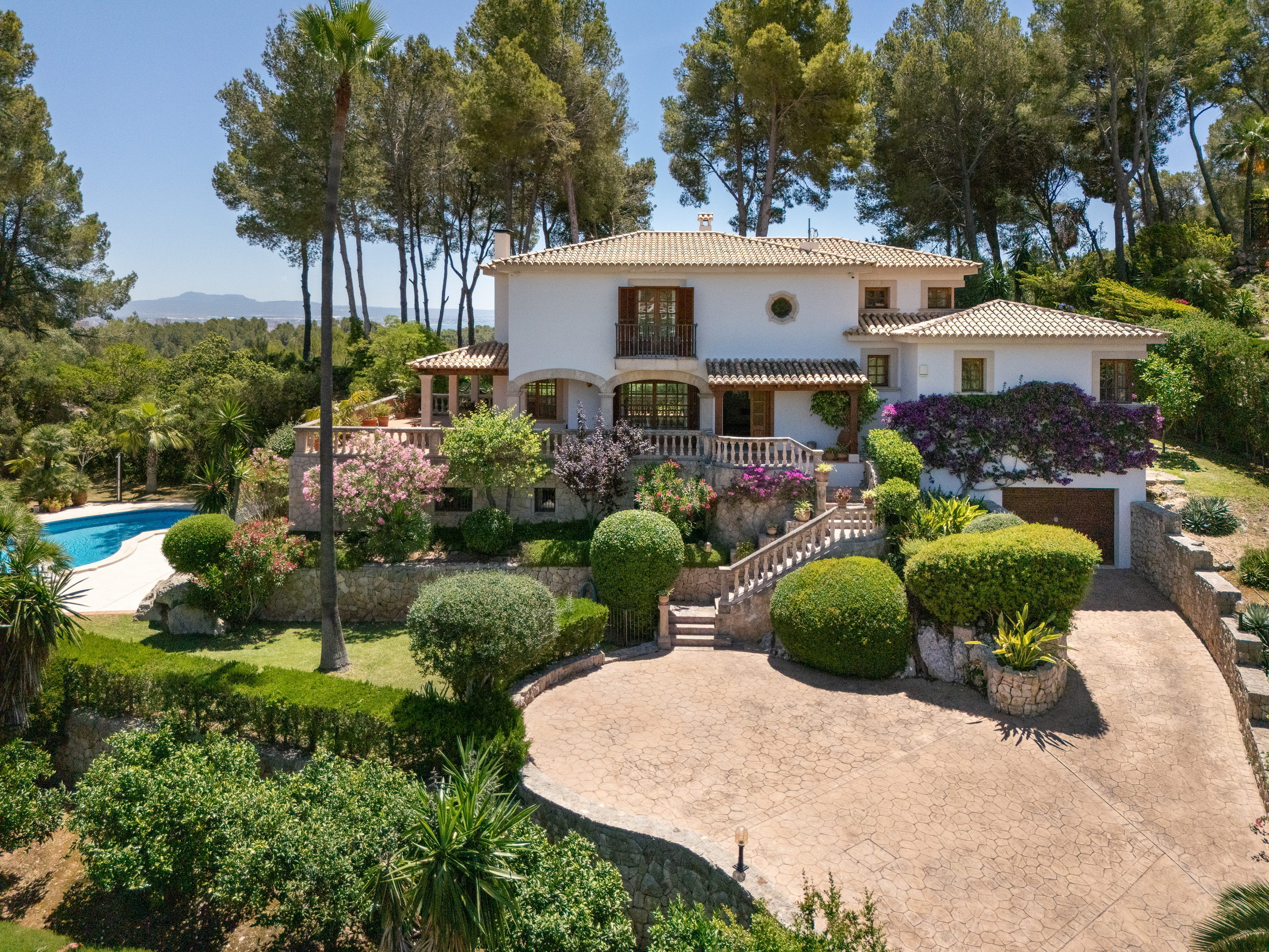 Highly private golf-view villa with stunning garden in Son Vida