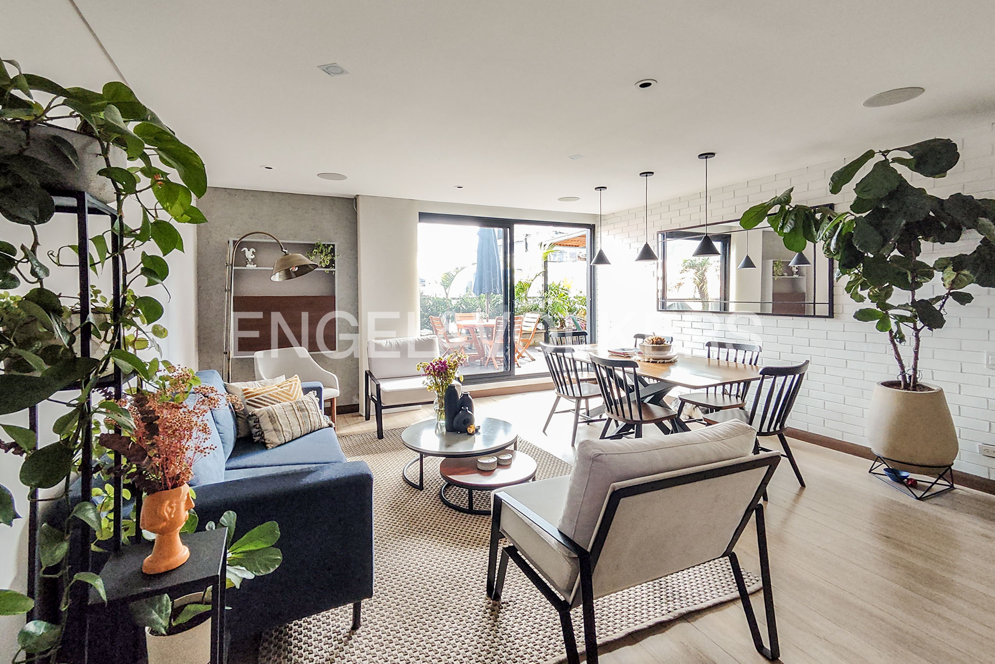 Moderno apartamento con terraza para arriendo en Santa Paula