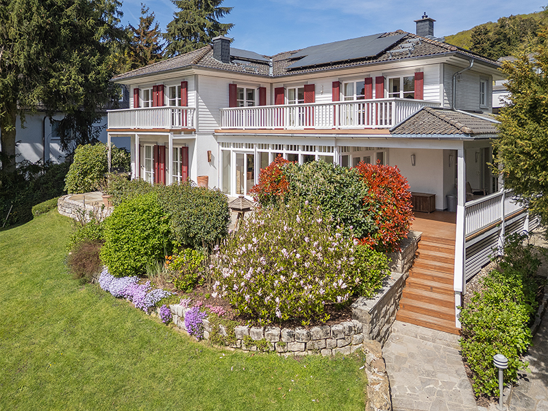Traumhafte Familienvilla im Hampton-Stil mit parkähnlichem Garten