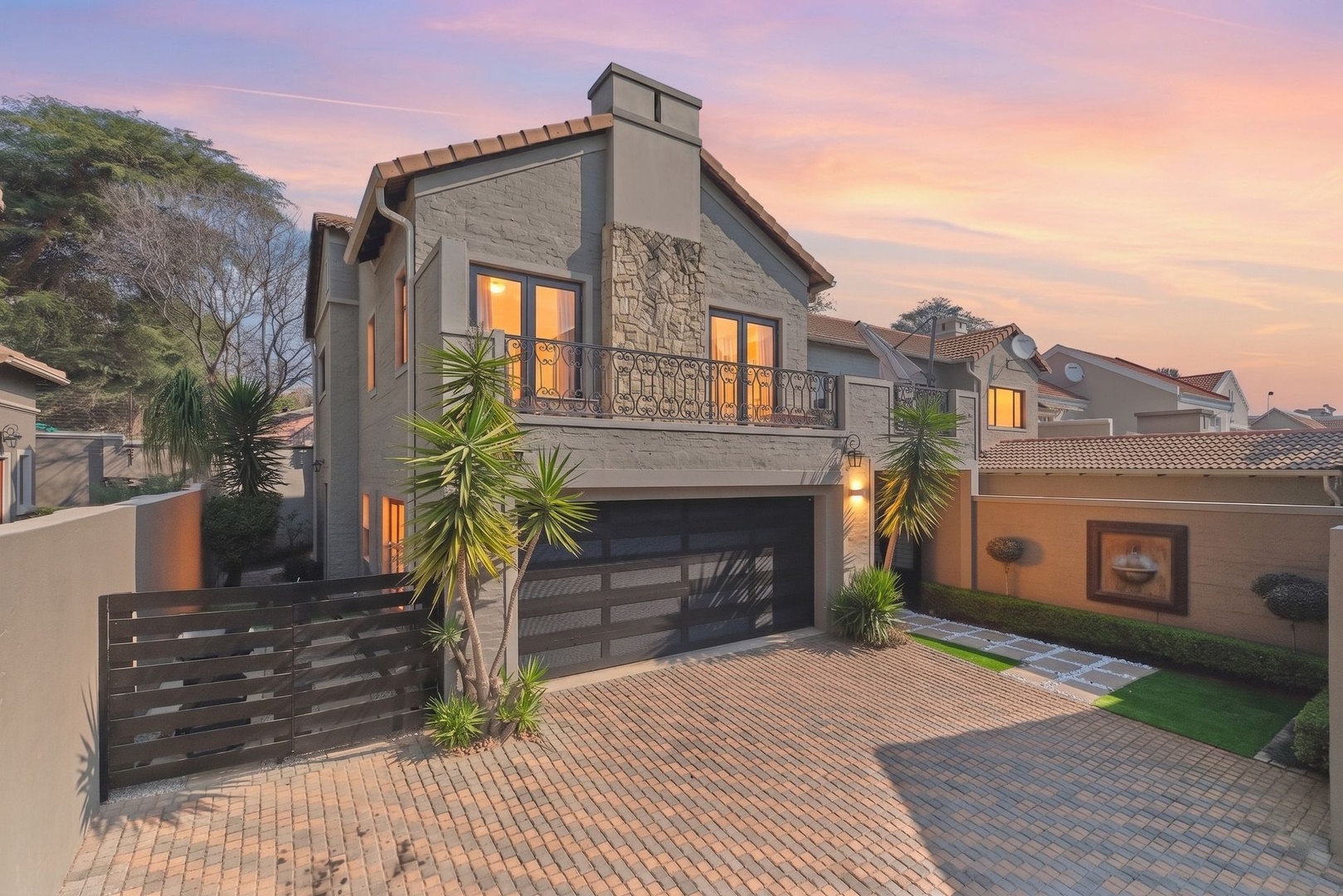 Luxurious Modern 4-Bedroom Family Home with Pool