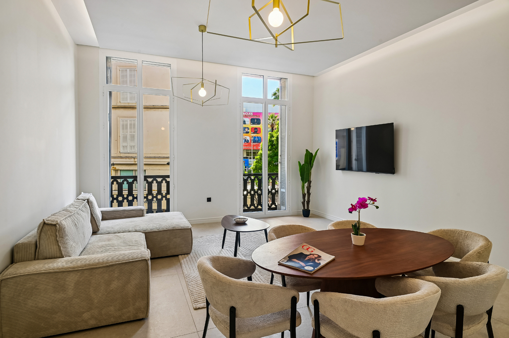 Elegant renovated apartment with balcony and harbor views in the heart of Cannes, just steps from the Croisette and Palais des Festivals