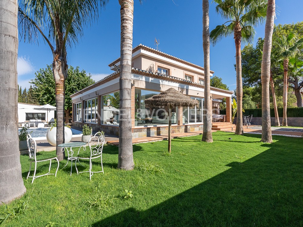 Elegance, spaciousness and privacy in a magnificent villa in Betera