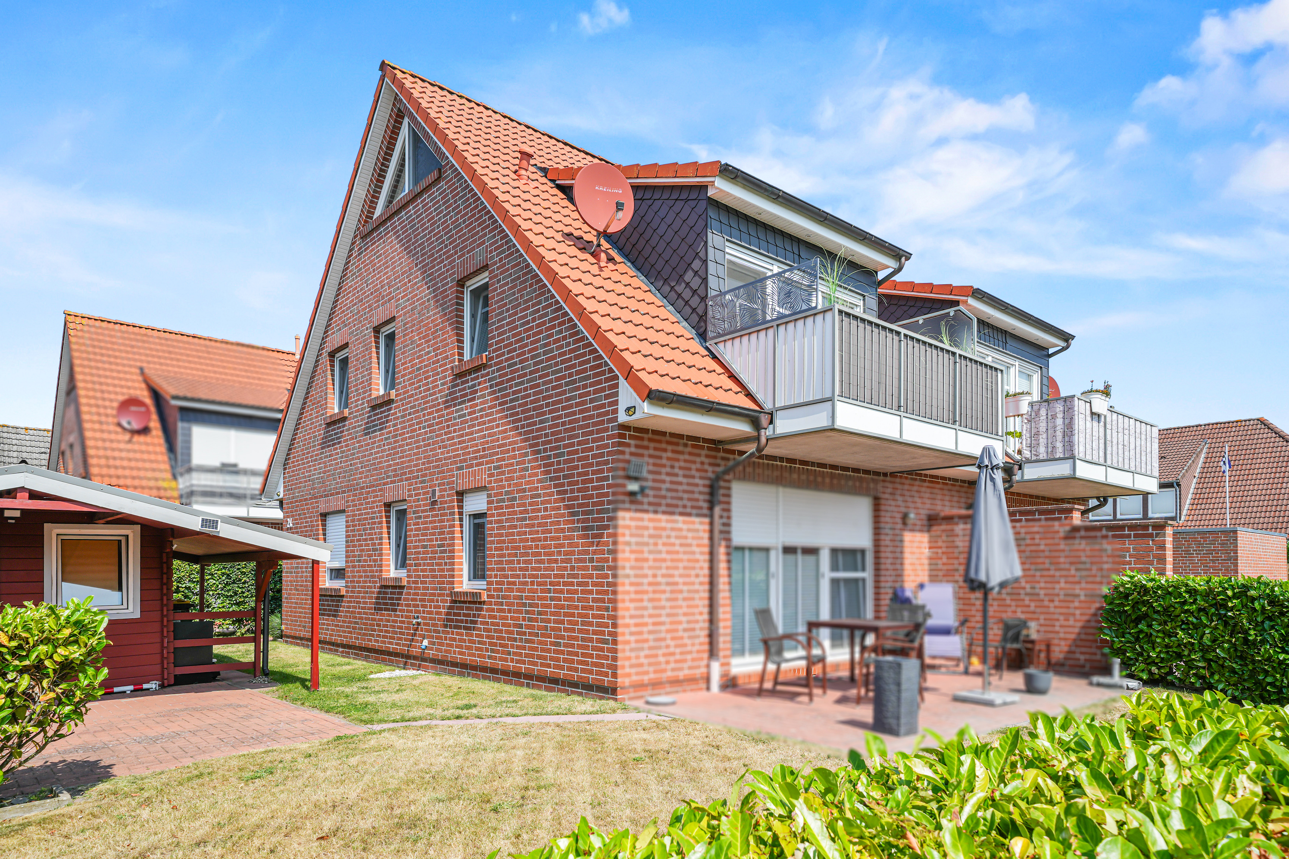 Nur ca. 3 Kilometer bis zur Nordsee – Gepflegte DG-Wohnung mit Balkon in Südwestlage
