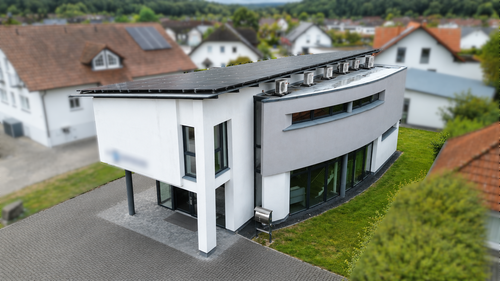 Moderne und repräsentative Büroimmobilie mit Lager-/Garagenfläche und zeitgemäßer Energietechnik