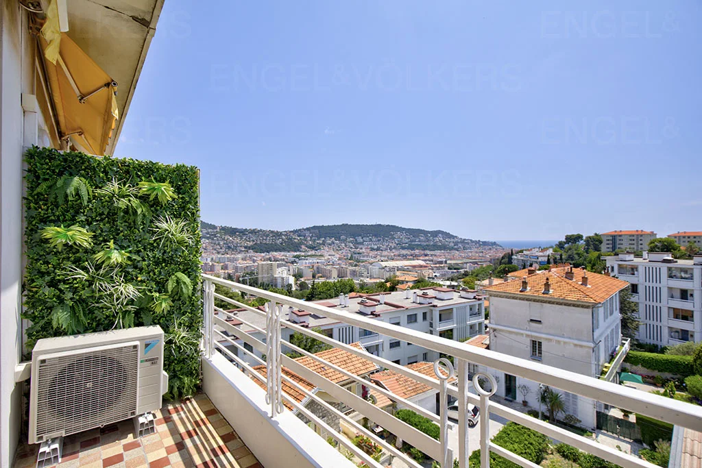 Fully renovated high-floor 4-room apartment with terrace and sea view