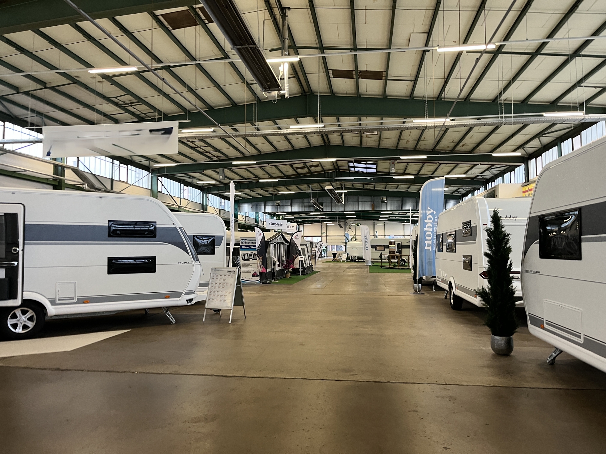 Großzügige Gewerbehalle mit Verwaltungsgebäude