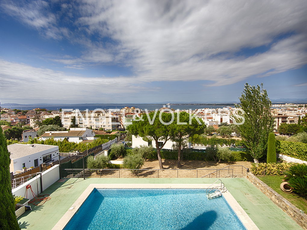 Amplia villa con vistas en fantástica ubicación en Roses