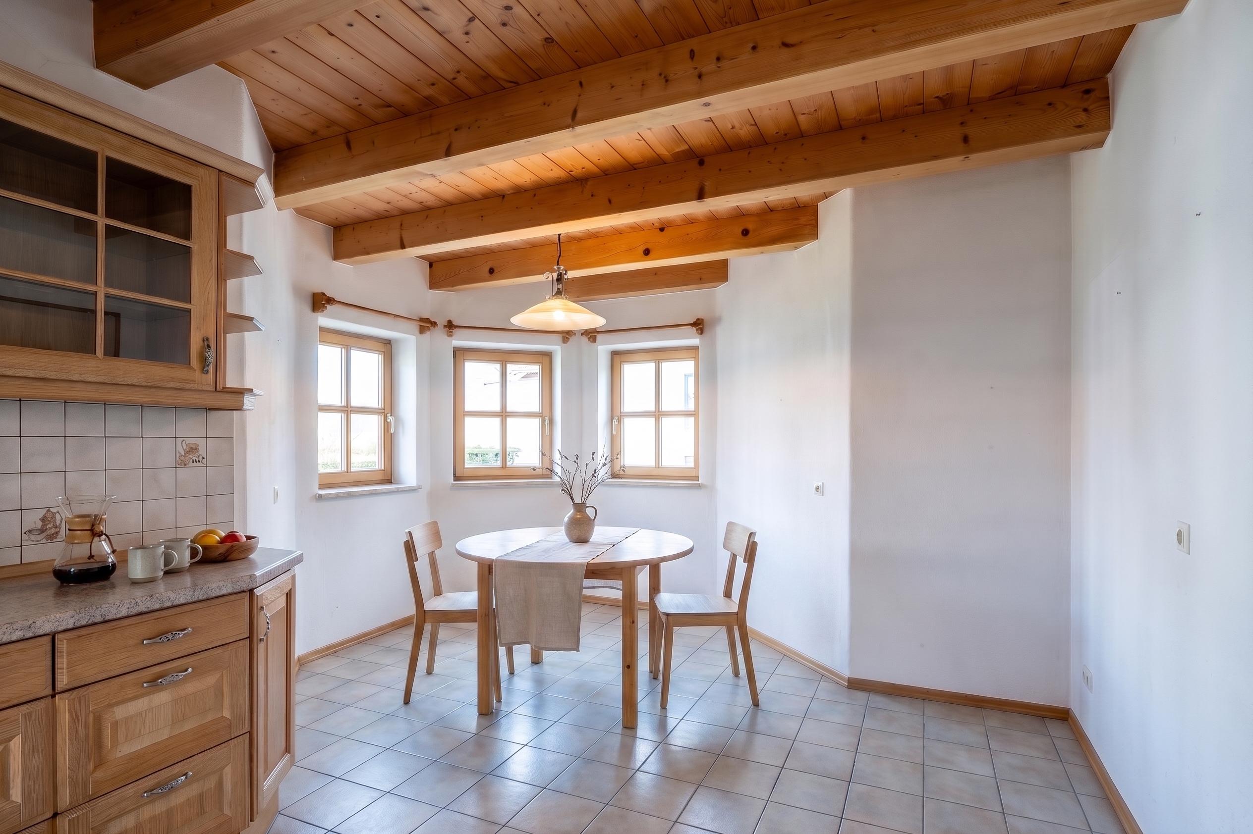 Charmantes Landhaus mit Galerie-Dachgeschoss – Platz für die ganze Familie in ruhiger Neckarlage [AI-modified]
