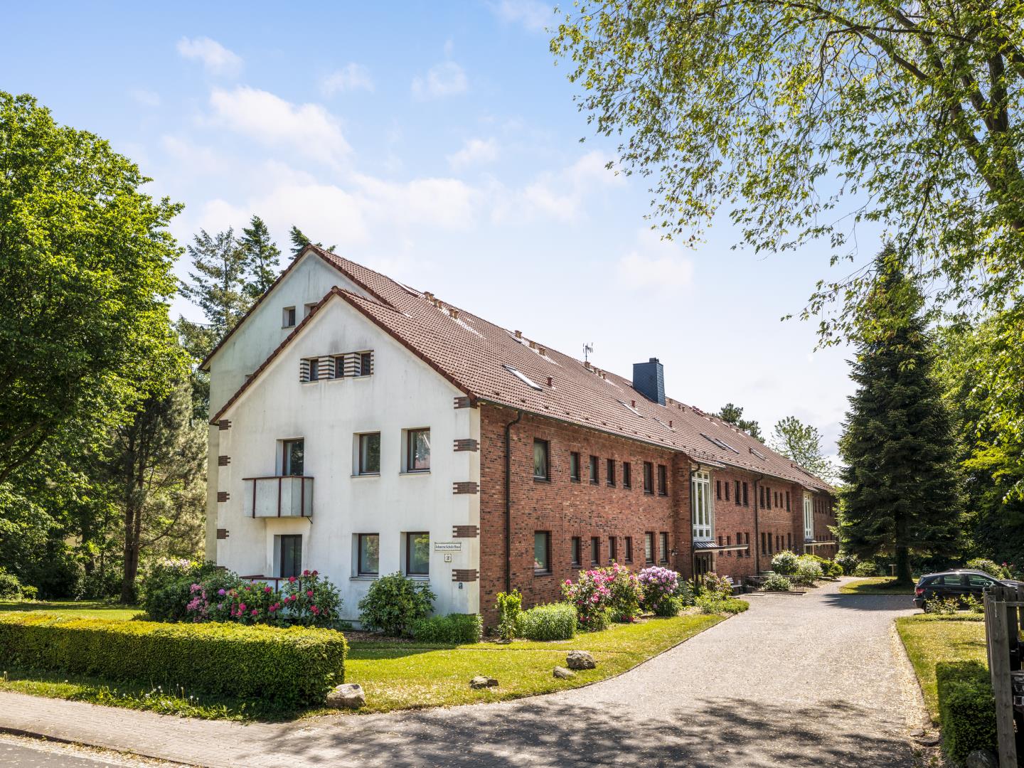 Mehrfamilienhaus mit Balkone und Parkplätzen