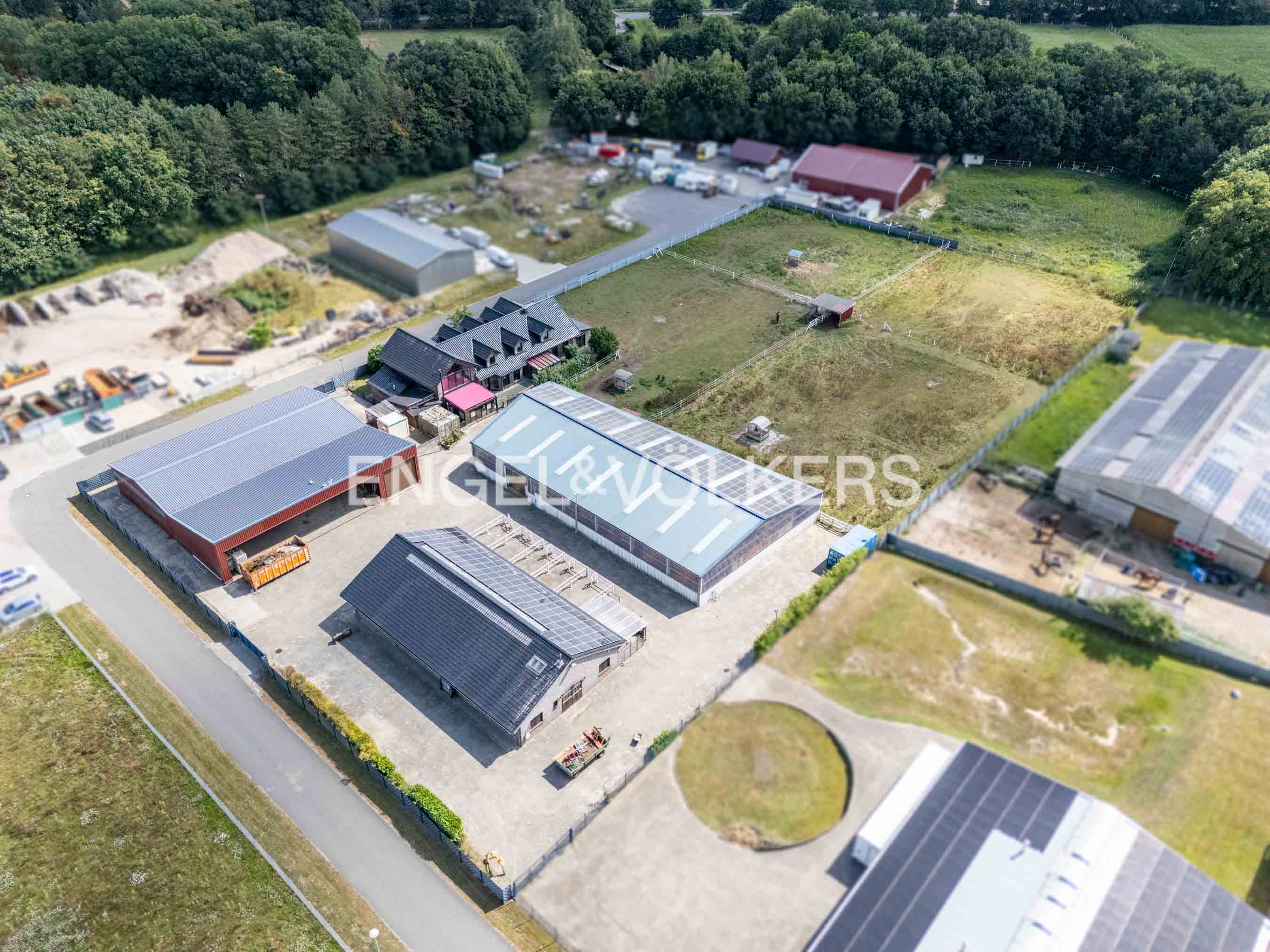 Hochwertiges Anwesen mit ca. 500 m² Wohnfläche, Reithalle und Photovoltaik