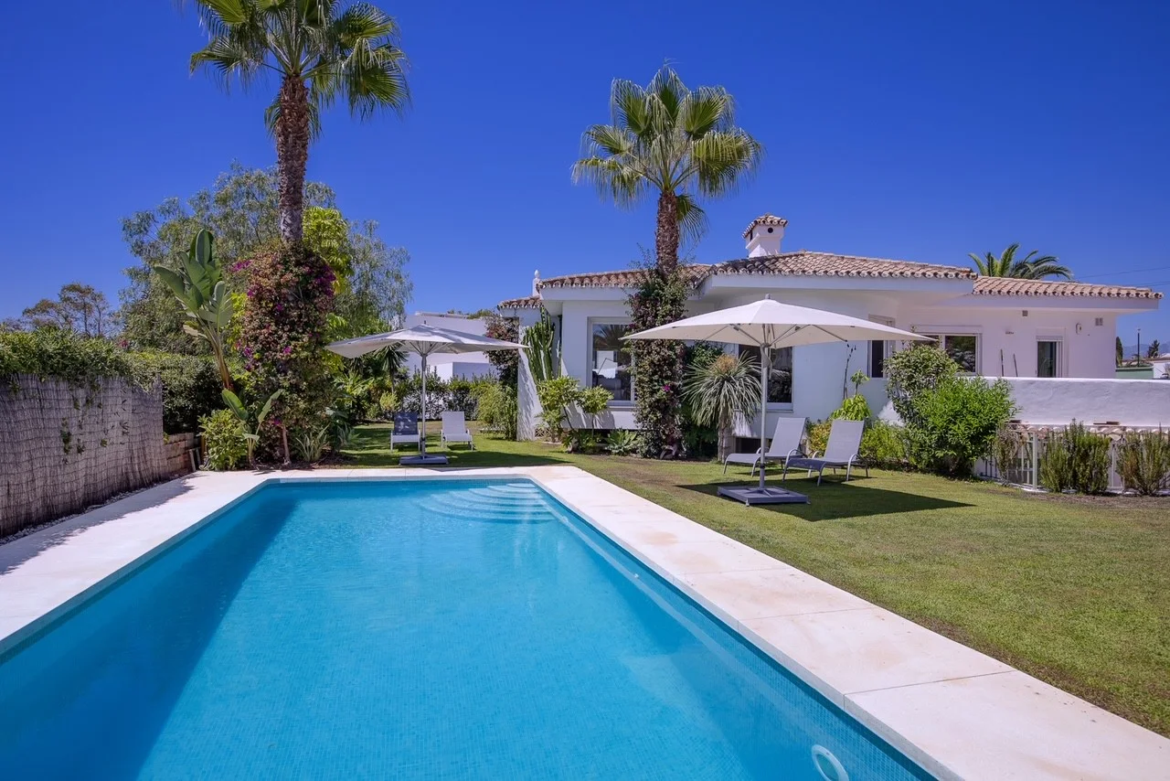 Magnificent villa for long term rentals at 400m from the beach in Marbesa.