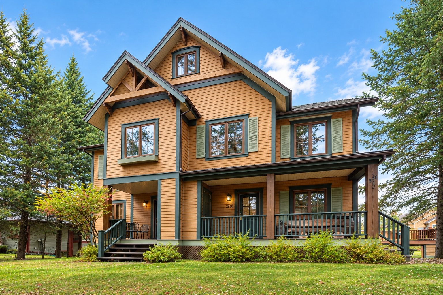 Three-storey corner townhouse on a prestigious golf course.