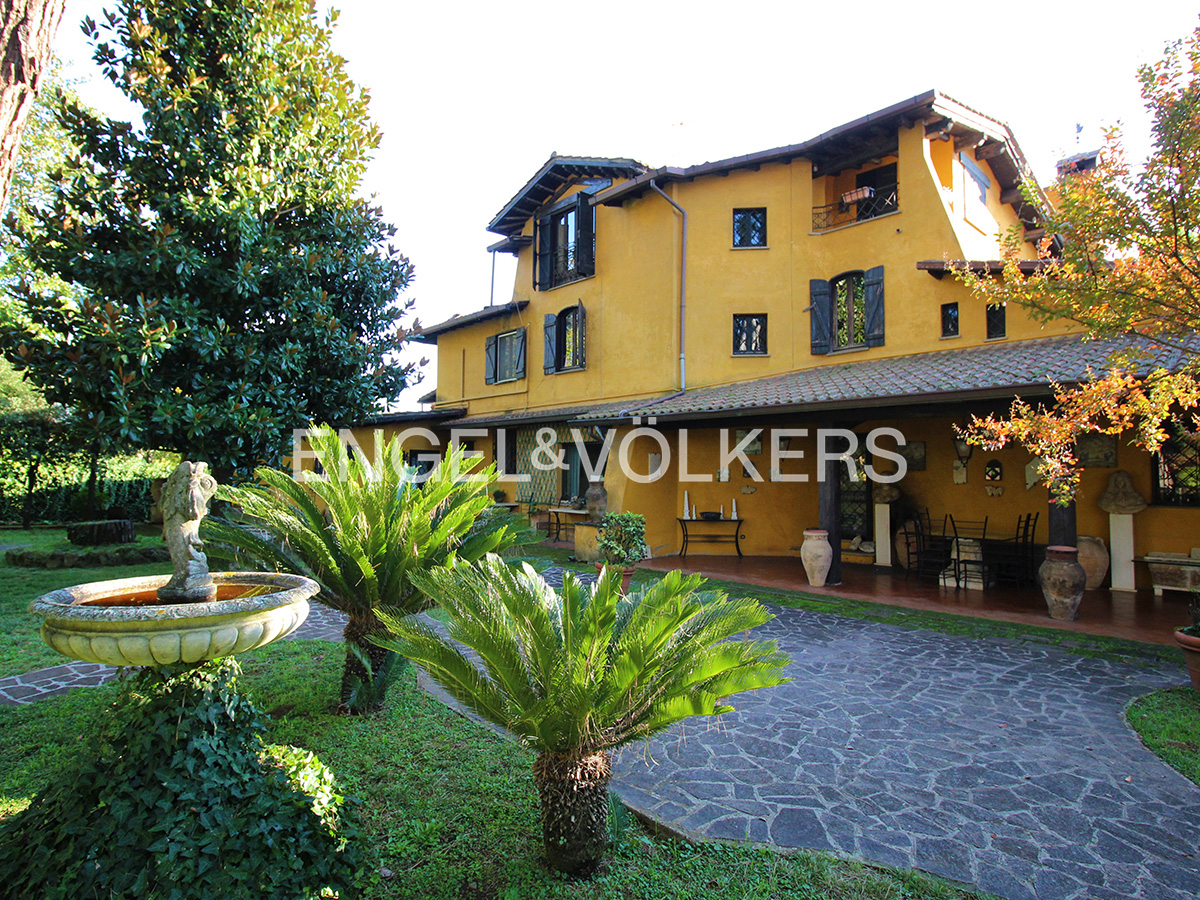 Representative Villa with Pool and Private Woodland in Zagarolo