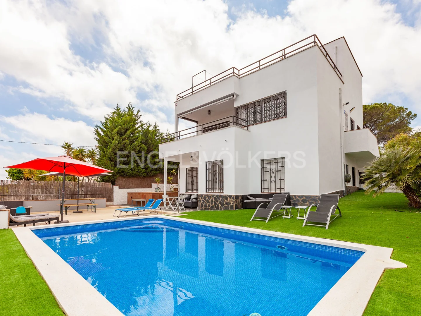 Detached house with pool and tourist license