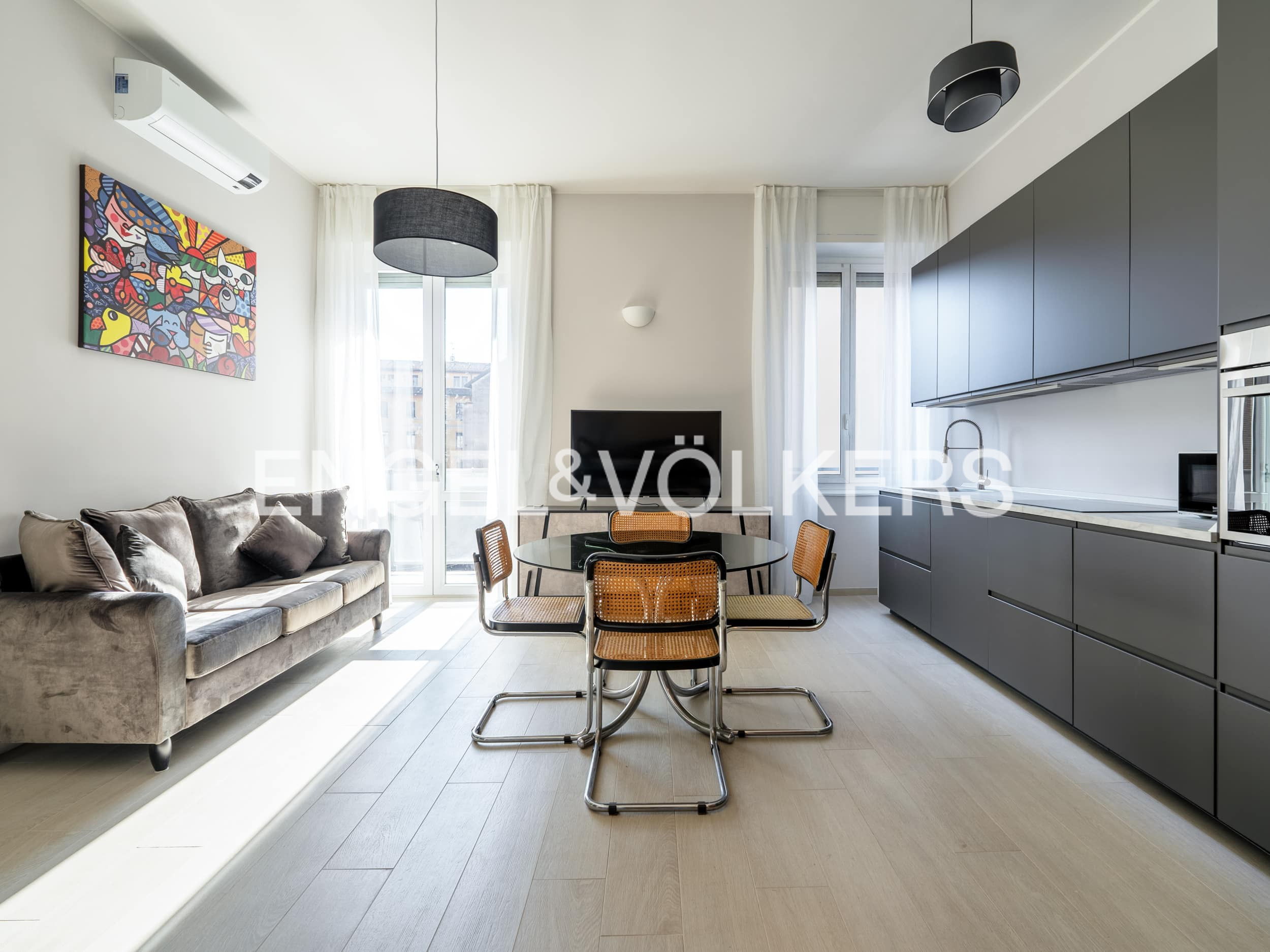 Three-room design apartment in Piazza Vetra