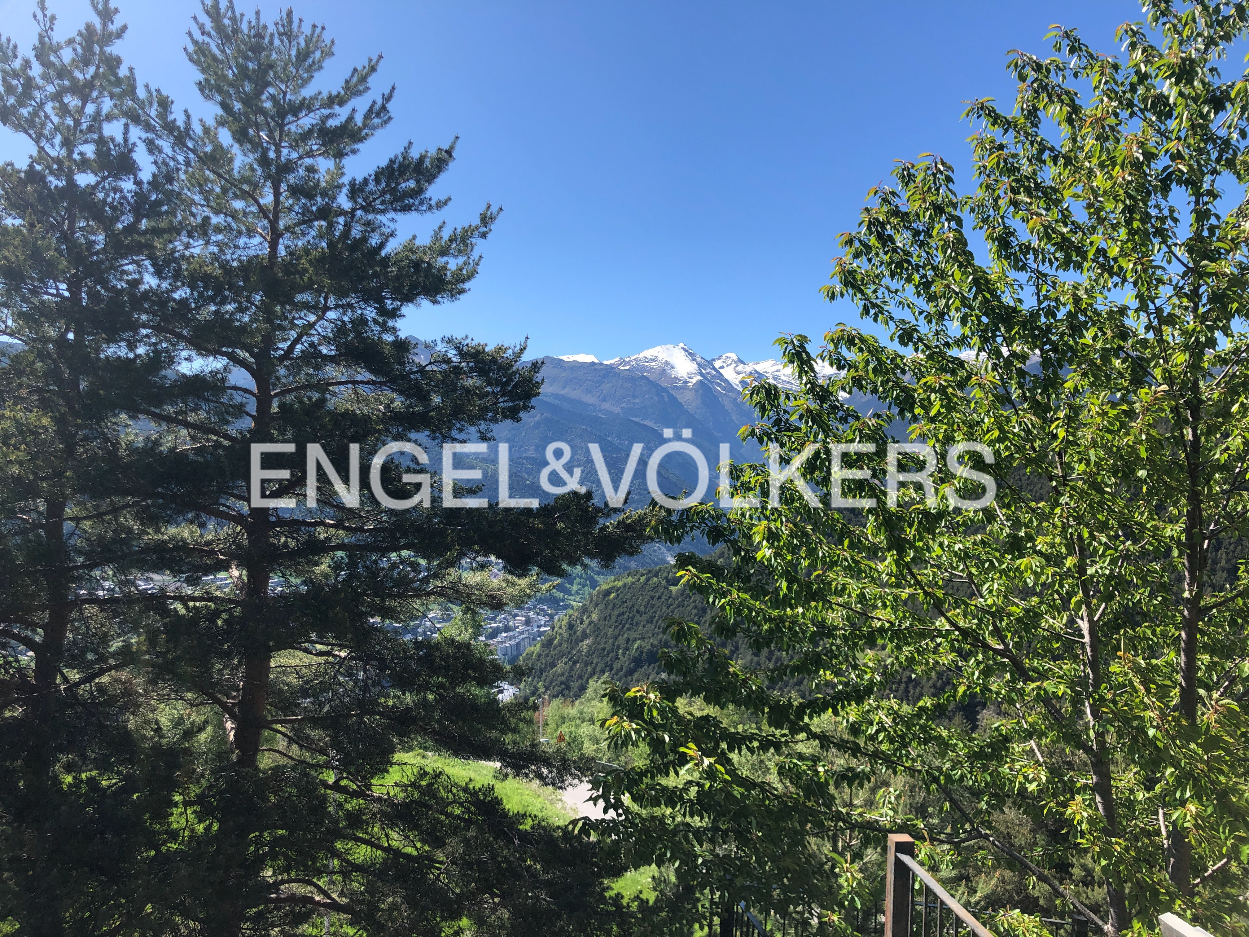 Plot with magnificent views and project included on the Cortals D'Anyós road.