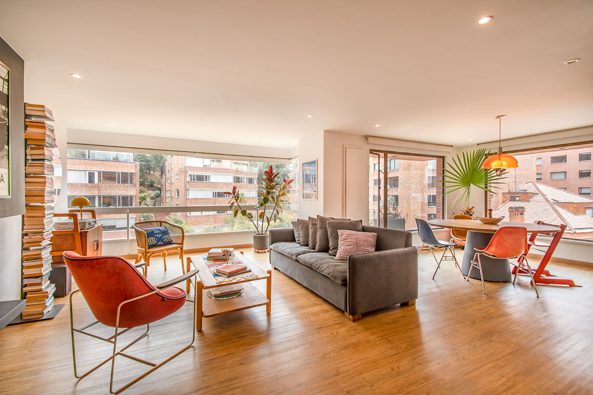 Apartamento amplio e iluminado para venta en Rosales