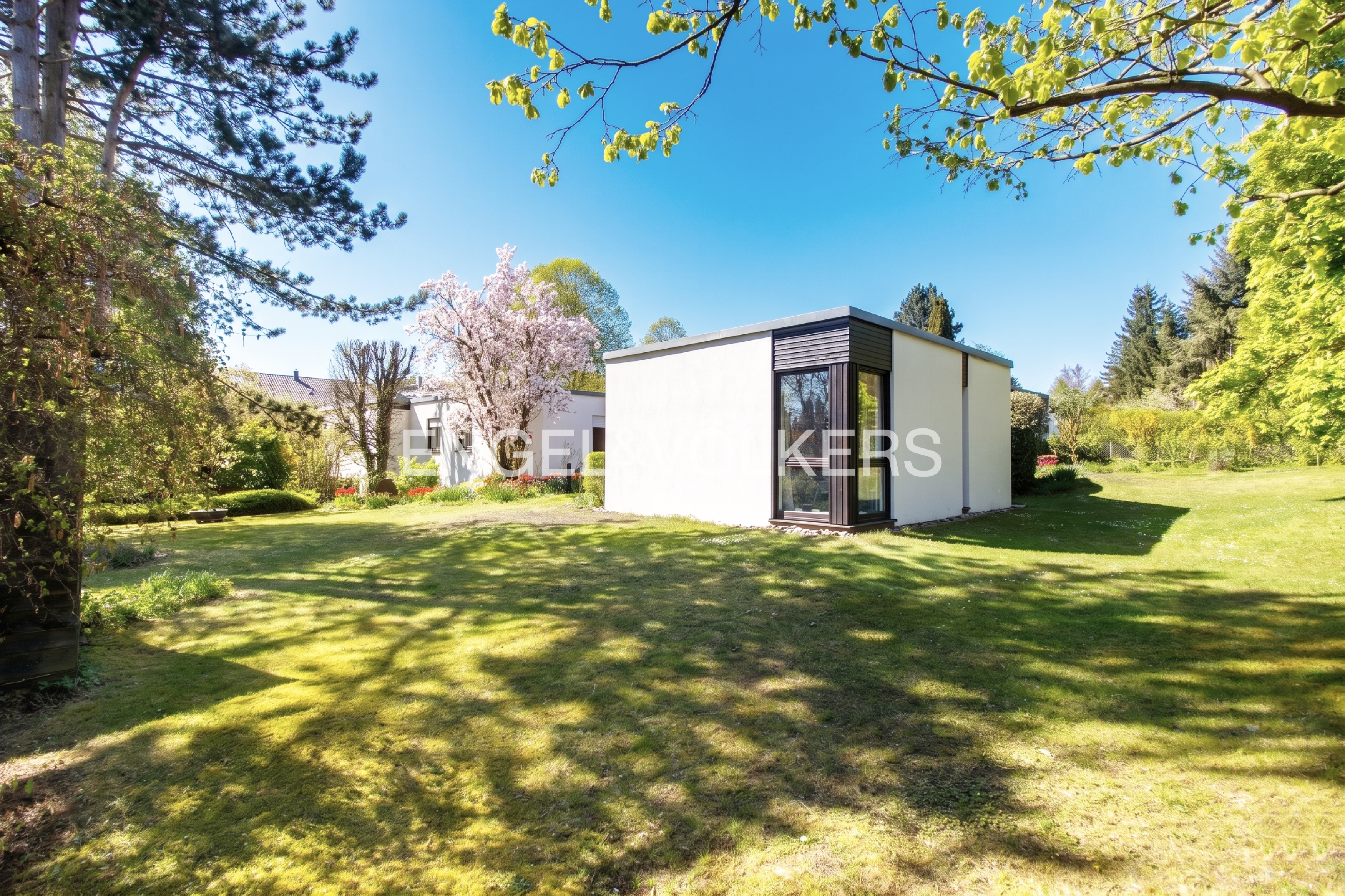 Attraktiver Architekten-Bungalow mit großzügigem Raumkonzept in begehrter Lage