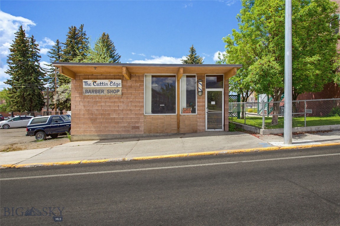 Standalone Commercial Building with Parking!