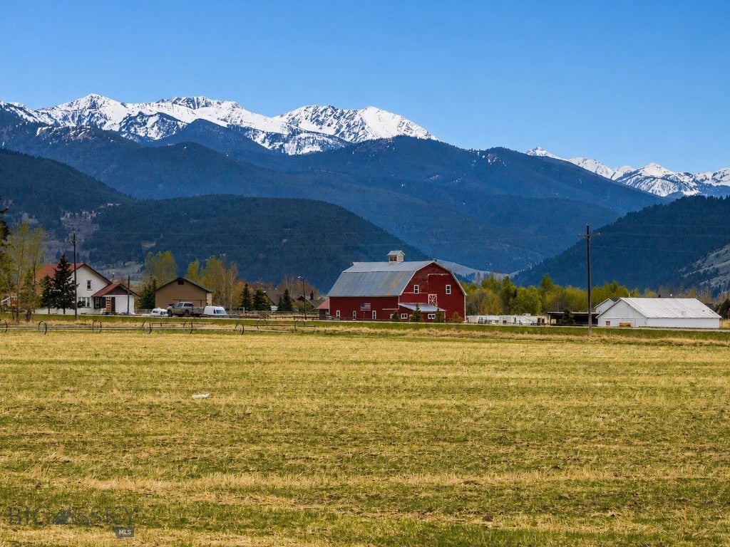 11.6-Acre Montana Sanctuary with Spanish Peaks Views