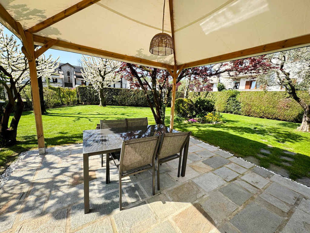 Bright apartment with garden